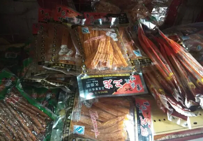 哈爾濱校園周邊食品安全隱憂 '五毛零食'身份難辨，生產(chǎn)日期一抹即掉
